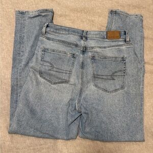 American Eagle Light Wash High-Rise Mom Jeans 4 short
